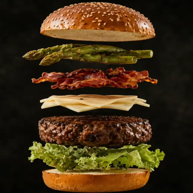 Ein Burger, der sich Schicht für Schicht aufbaut